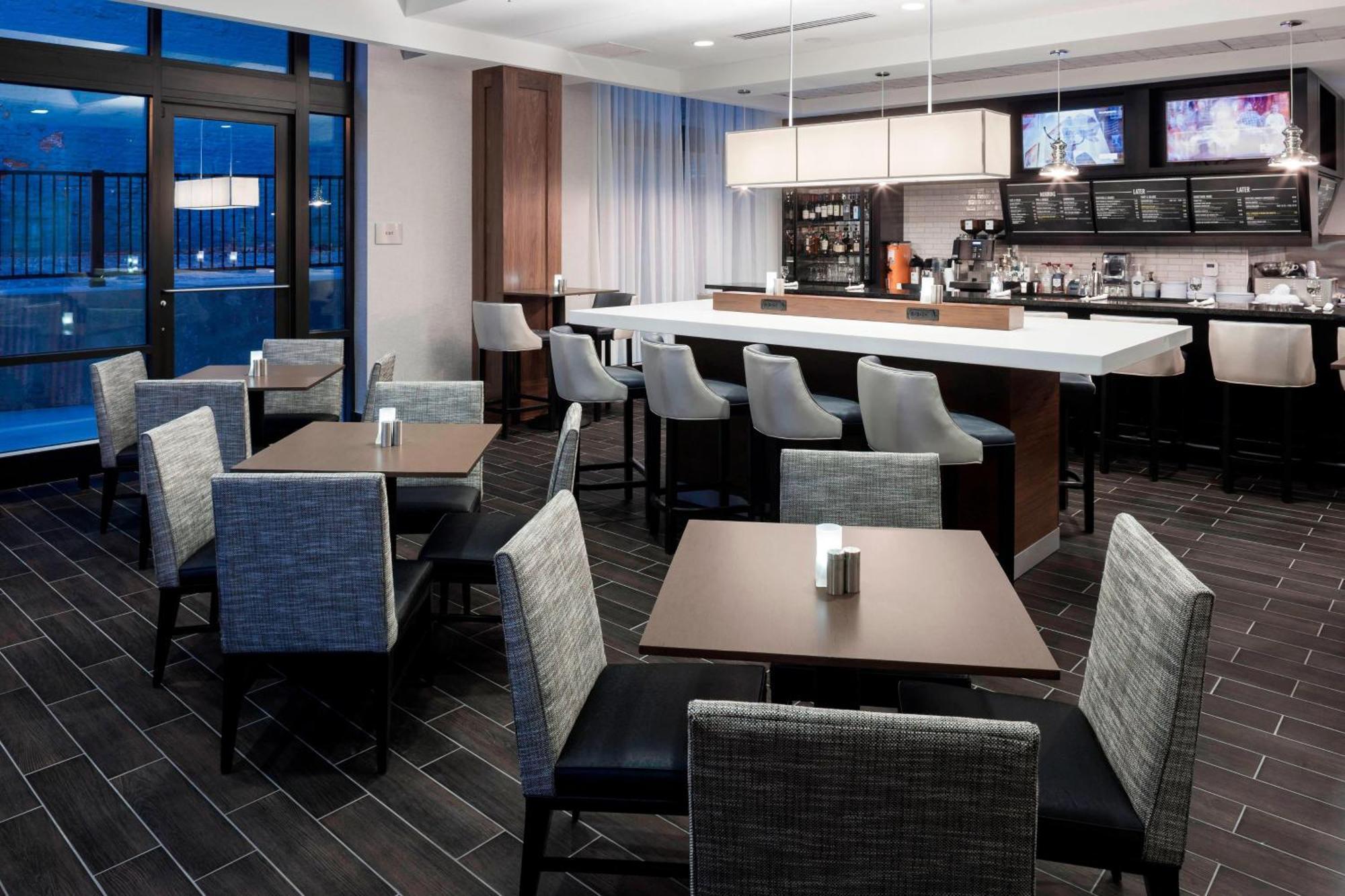 Courtyard By Marriott Richmond Downtown Hotell Exteriör bild