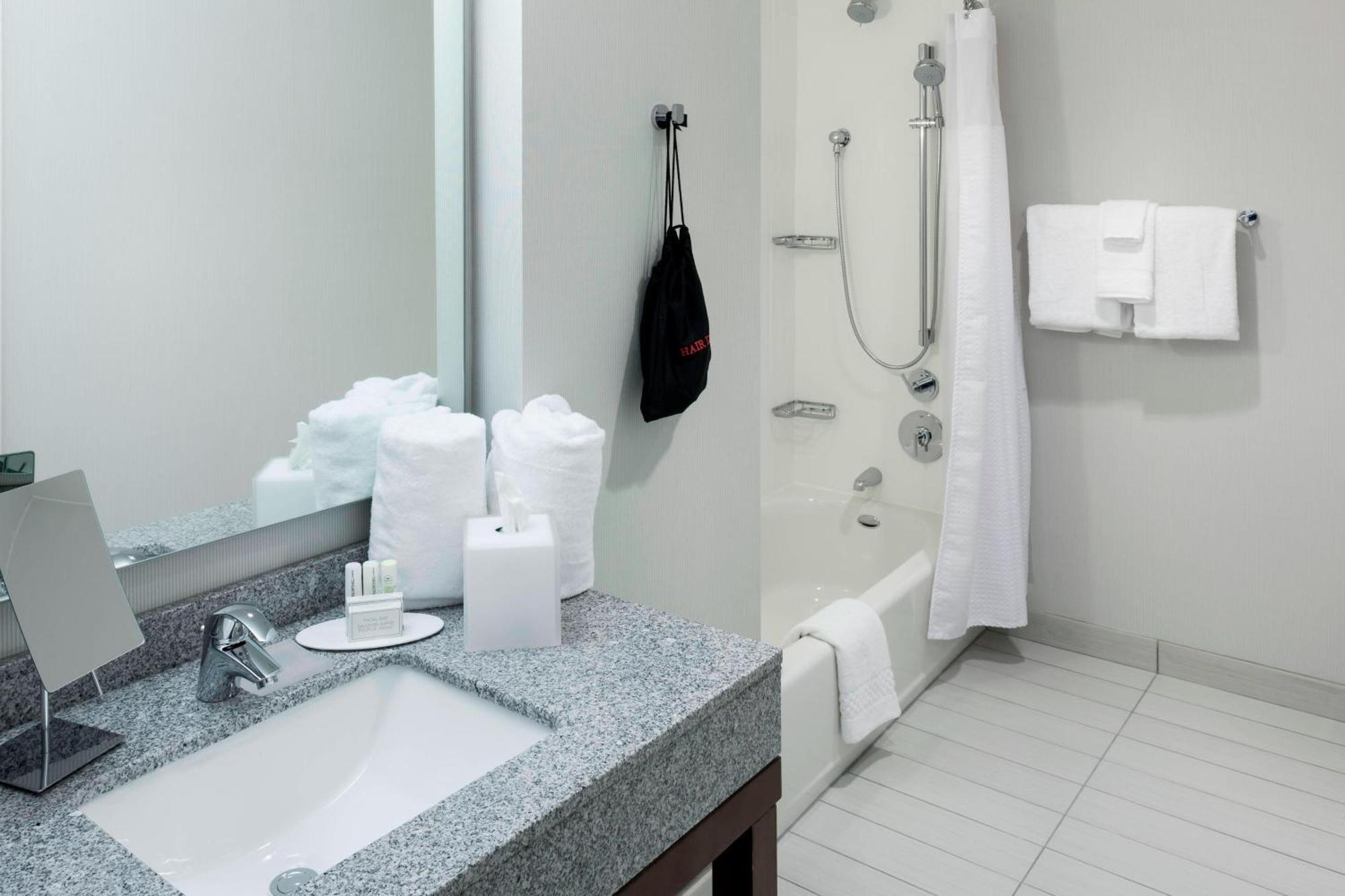 Courtyard By Marriott Richmond Downtown Hotell Exteriör bild